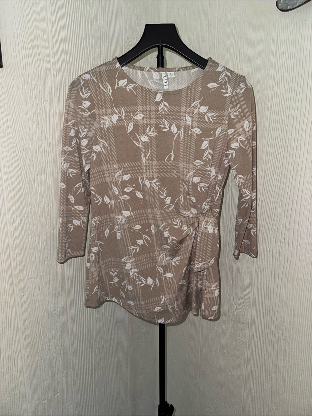 NWOT Elle Women’s Taupe Floral Plaid 3/4 Sleeve Top Size Small